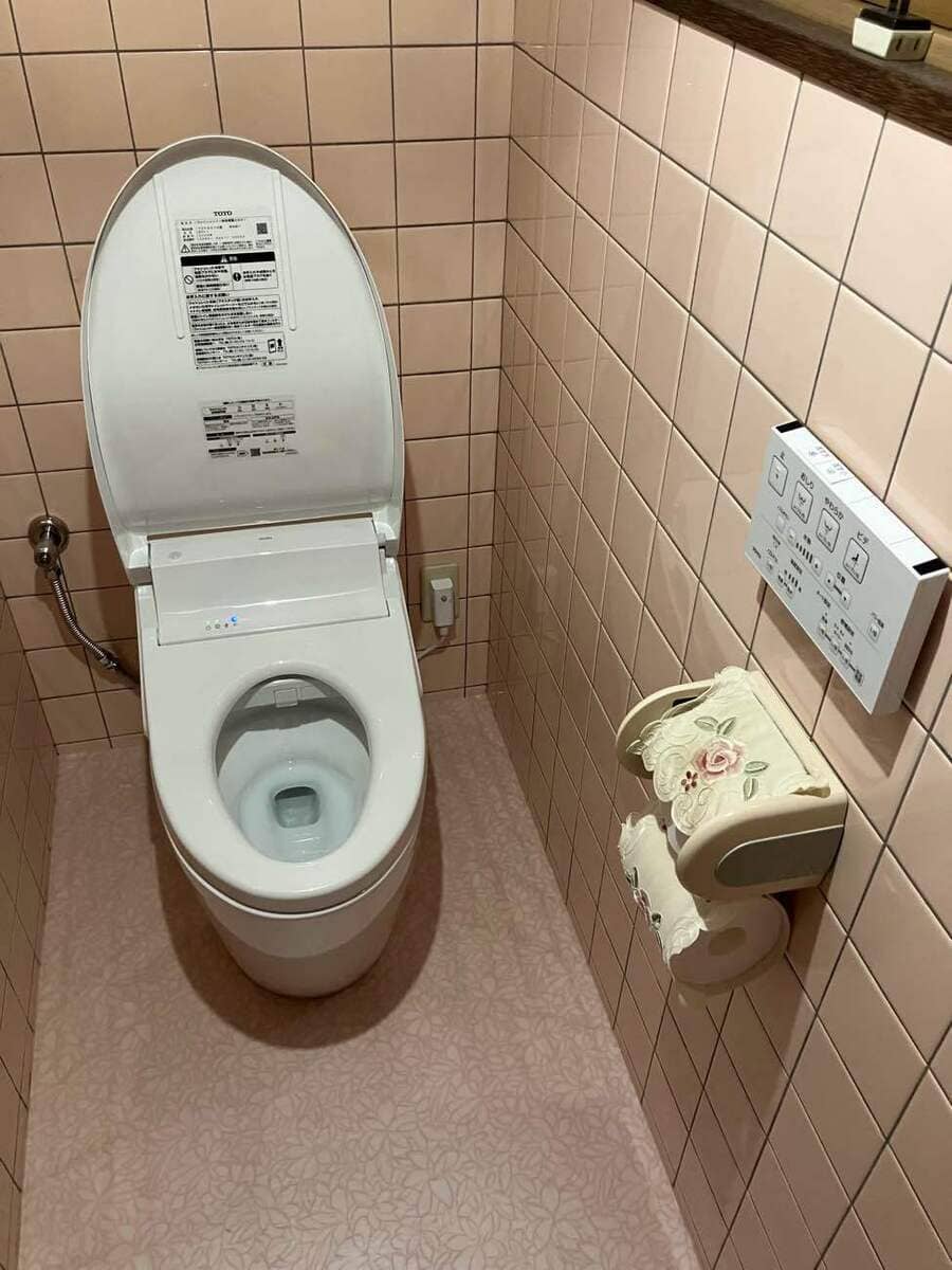 岡山県小田郡O様邸｜トイレリフォーム（本体 TOTO GGA、床 サンゲツHフロア、窓 YKK AP）